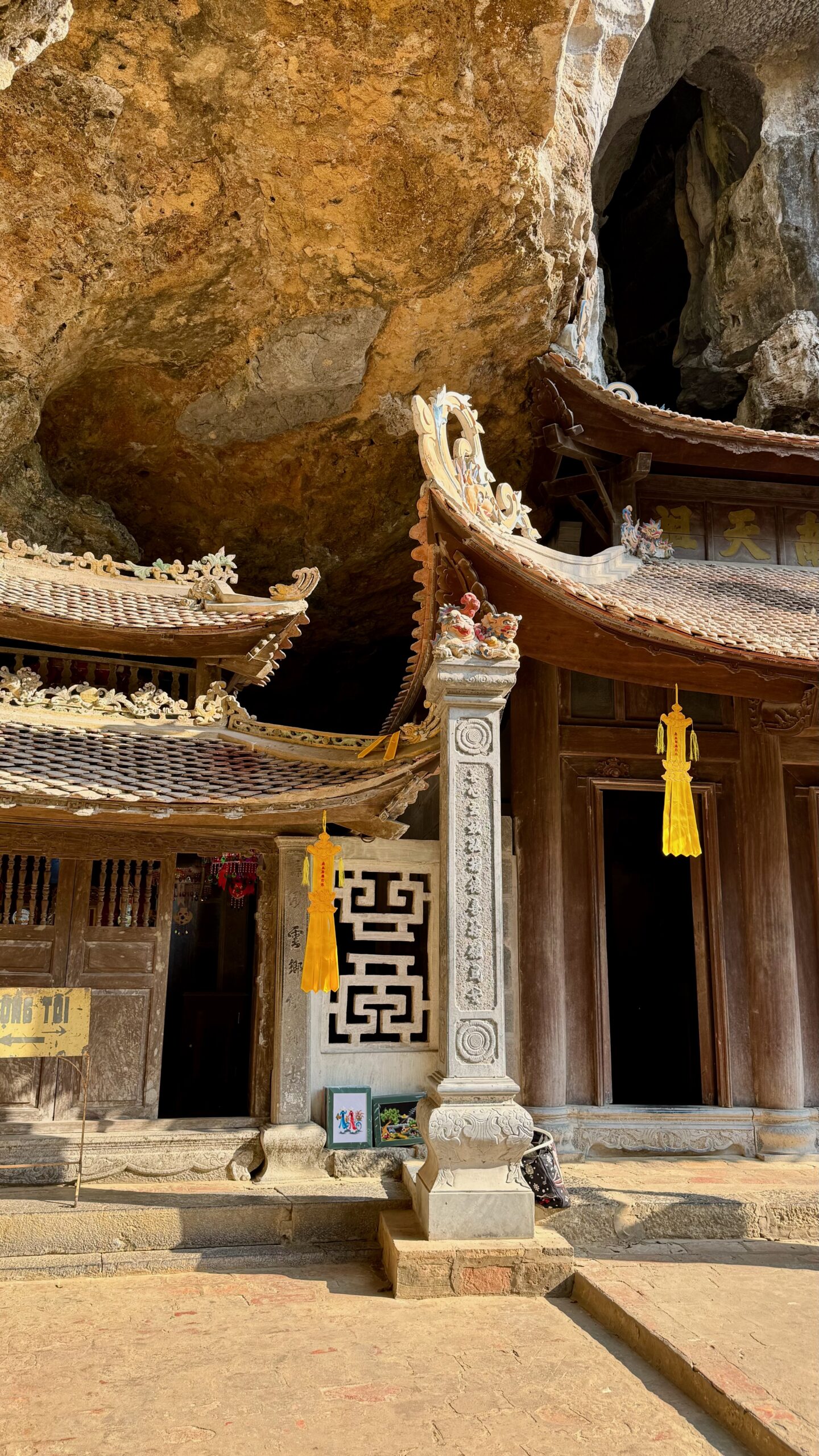 Đền Thung Nắng set into the rock