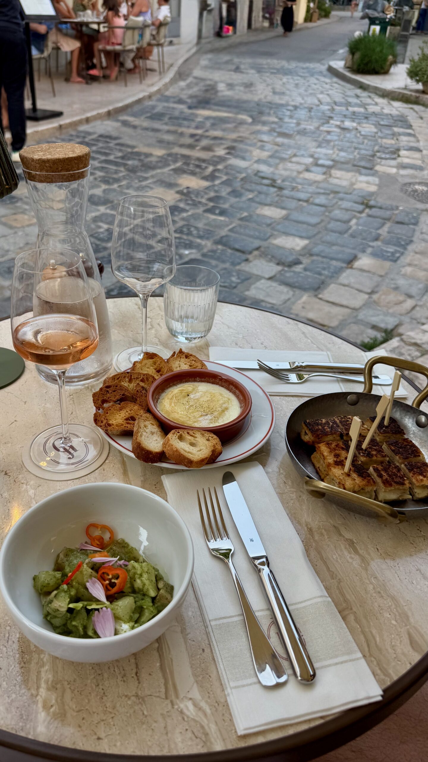 Street-side tables at Brasserie de la Fontaine in Lourmarin