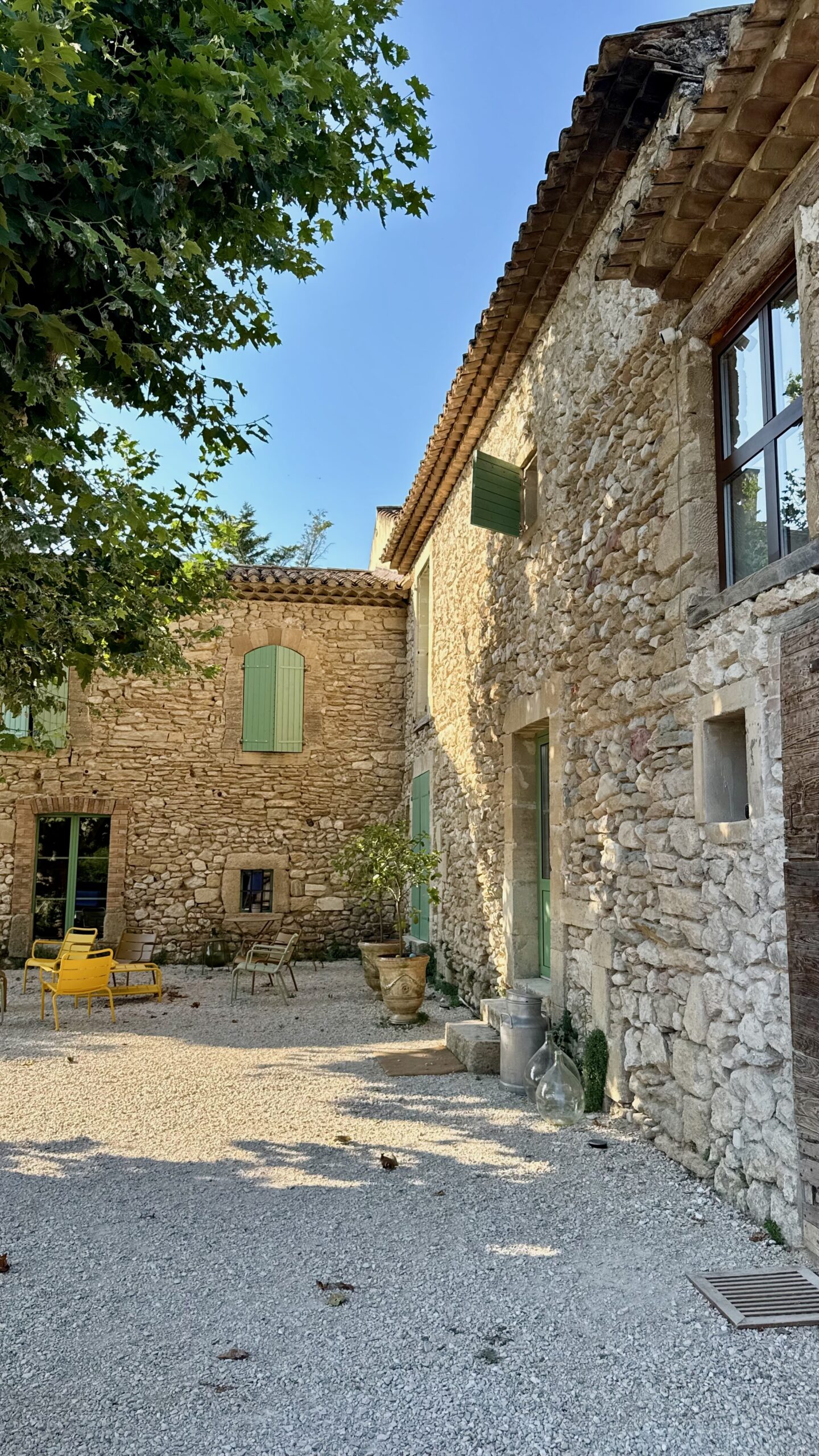 The courtyard and outdoor kitchen at Terres Élaïs